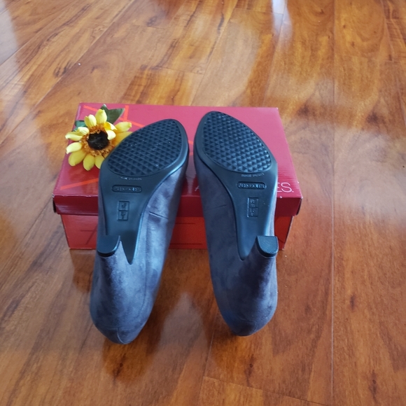 Ladies Grey Aerosoles Career Memory Foam Pumps - Picture 11 of 12